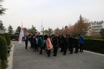 祭奠烈士英魂?弘揚(yáng)民族精神—泰州實驗中學(xué)清明祭掃活動 祭奠烈士英魂?弘揚(yáng)民族精神—泰州實驗中學(xué)清明祭掃活動