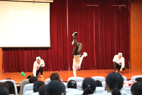 我校隆重召開“弘揚長征精神?展我青春風(fēng)采”文藝匯演 我校隆重召開“弘揚長征精神?展我青春風(fēng)采”文藝匯演